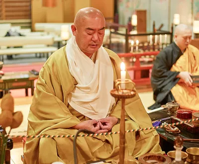 僧侶が法要を行う様子