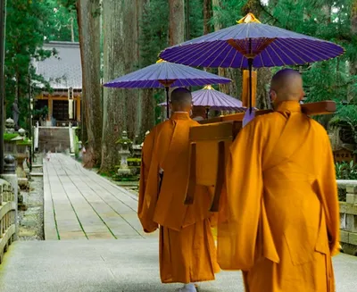 僧侶が法要を行う様子