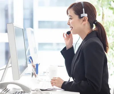 僧侶が法要を行う様子